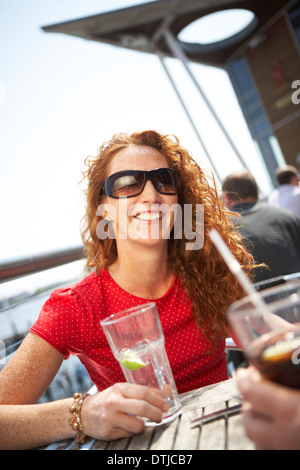 Dame DE PRENDRE UN VERRE DANS L'HEURE D'ÉTÉ Banque D'Images