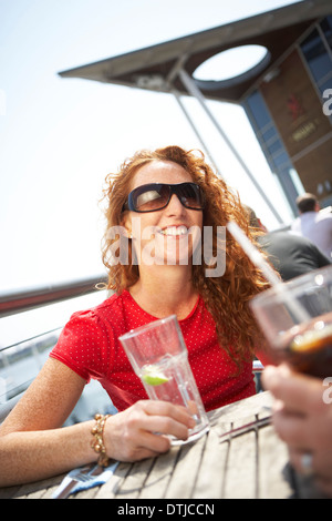 Dame DE PRENDRE UN VERRE DANS L'HEURE D'ÉTÉ Banque D'Images