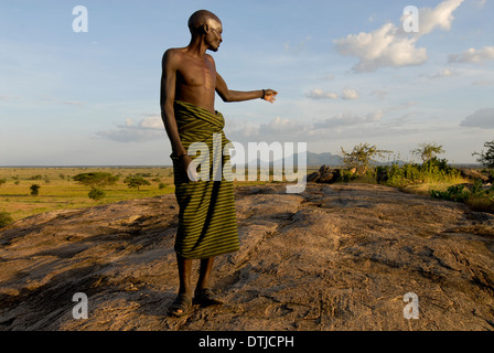 Karamoja en Ouganda de Kotido, peuple Karimojong, tribu pastorale, guerrier en face de mountain range Banque D'Images