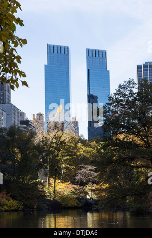 Time Warner Towers de l'étang, Central Park, NYC, USA Banque D'Images