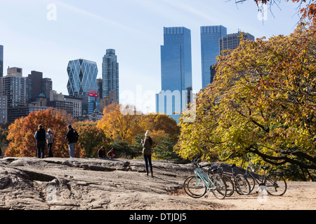 Les touristes donnant sur les toits de Manhattan et Central Park, NYC Banque D'Images