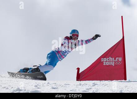 La Pierre Saint Martin, la Russie. Feb 19, 2014. Alena Zavarzina de Russie participe à la petite finale de la Women's Snowboard slalom géant parallèle de l'événement de Snowboard à Rosa Khutor Parc extrême au Jeux Olympiques de 2014 à Sotchi, Russie, Krasnaya Polyana, le 19 février 2014. Photo : Daniel Karmann/dpa/Alamy Live News Banque D'Images