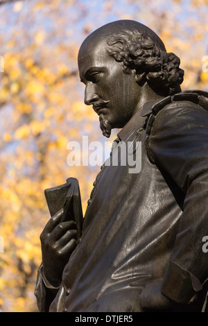 Sculpture en bronze de William Shakespeare, Central Park en automne, NYC Banque D'Images