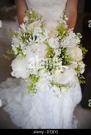 Une bride holding a bouquet de pivoines et fleurs blanches roses close up Banque D'Images