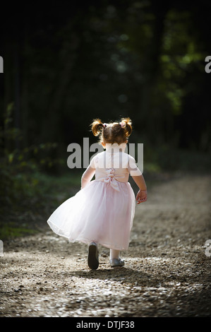 Appareil photo enfant fugue simple flottant rose robe de demoiselle spéciale tresses de cheveux rouge Banque D'Images