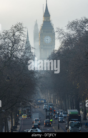 Big Ben couverts en cas de brouillard épais, Londres Angleterre Royaume-Uni UK Banque D'Images