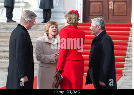 Berlin, Allemagne. Feb 17, 2014. Le Président allemand Joachim Gauck et Daniela Schadt belges reçoivent leurs Majestés le roi Philippe et la Reine Mathilde dans le palais présidentiel, Château Bellevue, à Berlin, pour une conversation bilatérale et le déjeuner. © Goncalo Silva/NurPhoto ZUMAPRESS.com/Alamy/Live News Banque D'Images