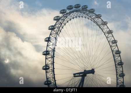 Les capsules du London Eye sur un matin brumeux, Londres Angleterre Royaume-Uni UK Banque D'Images