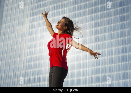 Une belle jeune femme sur le Boardwalk à Atlantic City en face d'un mur carrelé bleu New Jersey USA Banque D'Images