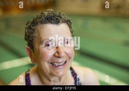 Une femme âgée dans une piscine en France Banque D'Images