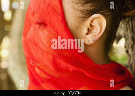 Une jeune femme avec un voile rouge seethrough transparente sur son visage Pennsylvania USA Banque D'Images