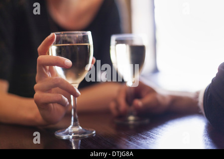 Deux personnes un couple assis dans un bar avec un verre de vin blanc frais Philadelphia Pennsylvania USA Banque D'Images
