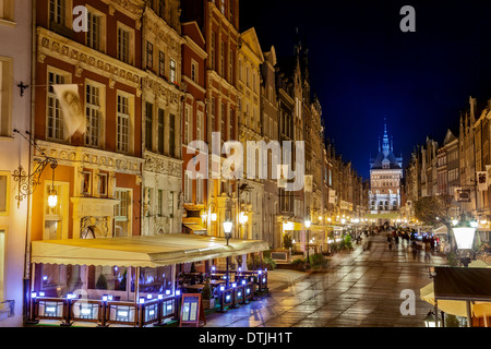 Long Street et Golden Gate la nuit à Gdansk, Pologne. Banque D'Images