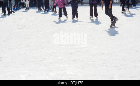 Les patineurs de manœuvrer le Village d'hiver emballés patinoire au Bryant Park à New York Banque D'Images