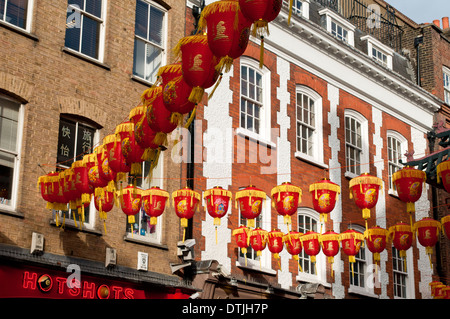 Décorations du Nouvel An chinois dans Gerrard Street, Chinatown, Soho, Londres, WC2, UK Banque D'Images