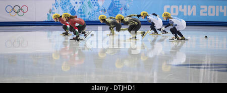 Sochi, Russie. Feb 18, 2014. (L-R) de la Hongrie, le Japon et la Russie dans la compétition les patineurs courte piste de Femmes 3000m finale du relais B à l'Iceberg Skating Palace pendant le Jeux Olympiques d'hiver de Sotchi : Jeff Crédit/ZUMAPRESS.com/Alamy Câble Live News Banque D'Images