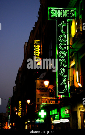 Madrid, Espagne. Calle de Preciados - principale rue commerçante menant de la Puerta del Sol Banque D'Images