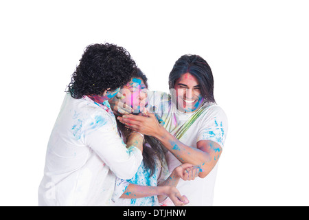 Les amis de célébrer Holi Banque D'Images