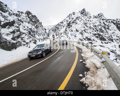 Les voitures qui circulent sur une route de montagne Banque D'Images