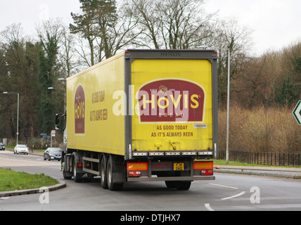 Vue arrière d'un camion Hovis sortir d'un rond-point à Coulsdon, Surrey, Angleterre Banque D'Images