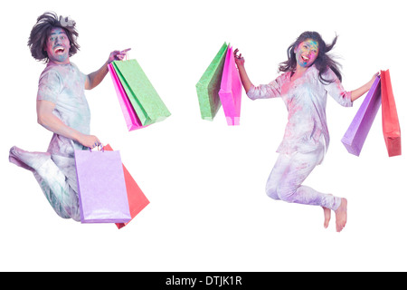 Couple carrying shopping bags sur Holi Banque D'Images