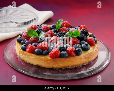 Tarte au fromage et aux petits fruits Banque D'Images