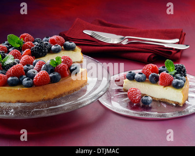 Tarte au fromage et aux petits fruits Banque D'Images