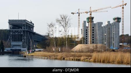 Autour de piliers en béton de 50 mètres de haut et placez-la hors de la fondation du chantier (R) pour le nouveau bateau mécanique à côté de l'ancien ascenseur dans Niederfinow, Allemagne, 17 février 2014. L'Administration fédérale de l'eau et de l'expédition est en train de construire un nouveau navire de levage pour la voie navigable européenne va pour remplacer l'ancien ascenseur construit en 1934 pour un coût d'environ 285 millions d'euros. L'ascenseur pour navires devrait ouvrir en 2016. Photo : Patrick Pleul Banque D'Images