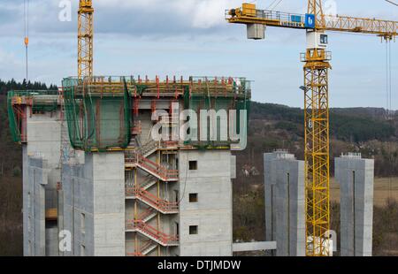 Autour de piliers en béton de 50 mètres de haut et placez-la hors de la fondation du chantier (R) pour le nouveau bateau mécanique à côté de l'ancien ascenseur dans Niederfinow, Allemagne, 17 février 2014. L'Administration fédérale de l'eau et de l'expédition est en train de construire un nouveau navire de levage pour la voie navigable européenne va pour remplacer l'ancien ascenseur construit en 1934 pour un coût d'environ 285 millions d'euros. L'ascenseur pour navires devrait ouvrir en 2016. Photo : Patrick Pleul Banque D'Images