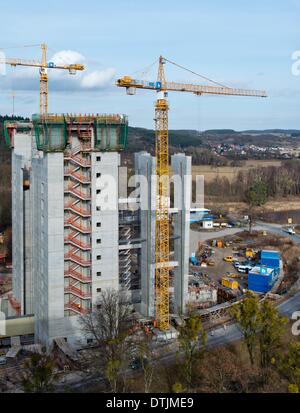 Autour de piliers en béton de 50 mètres de haut et placez-la hors de la fondation du chantier (R) pour le nouveau bateau mécanique à côté de l'ancien ascenseur dans Niederfinow, Allemagne, 17 février 2014. L'Administration fédérale de l'eau et de l'expédition est en train de construire un nouveau navire de levage pour la voie navigable européenne va pour remplacer l'ancien ascenseur construit en 1934 pour un coût d'environ 285 millions d'euros. L'ascenseur pour navires devrait ouvrir en 2016. Photo : Patrick Pleul Banque D'Images