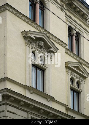 Détail du logement résidentiel avec fenêtre fronton, Graz, Autriche. Banque D'Images