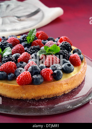 Tarte au fromage et aux petits fruits Banque D'Images