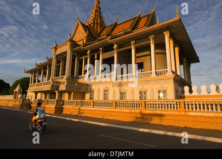 Vue extérieure du Palais Royal. Phnom Penh. Construit en 1866 par le Roi Norodom le palais Royal est maintenant à la maison à Sa Majesté Preah B Banque D'Images