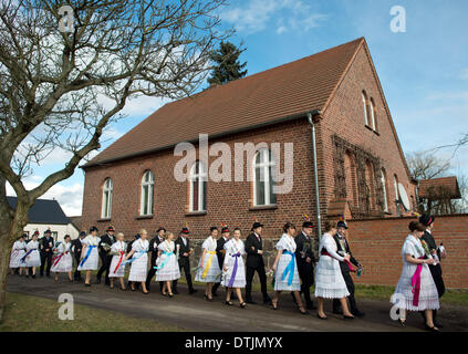 Drachhausen, Allemagne. 16 Février, 2014. Les couples non mariés en sorabe traditionnels costumes de fête traditionnels d'assister à l'Zapust Sorbian-Wendish le carnaval des jeunes dans Drachhausen, Allemagne, 16 février 2014. Zapust est le plus populaire de tradition les Sorabes. Le cortège de carnaval dans les villages de Lusace est tenu d'expulser l'hiver. Photo : Patrick Pleul/ZB/dpa/Alamy Live News Banque D'Images