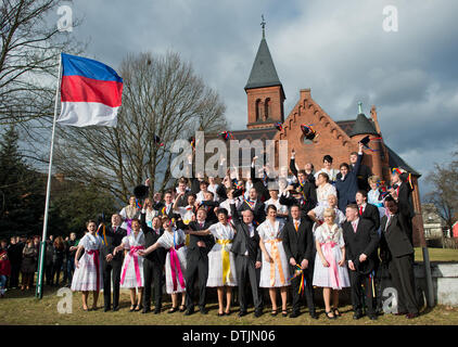 Drachhausen, Allemagne. 16 Février, 2014. Les couples non mariés en sorabe traditionnels costumes de fête traditionnels d'assister à l'Zapust Sorbian-Wendish le carnaval des jeunes dans Drachhausen, Allemagne, 16 février 2014. Zapust est le plus populaire de tradition les Sorabes. Le cortège de carnaval dans les villages de Lusace est tenu d'expulser l'hiver. Photo : Patrick Pleul/ZB/dpa/Alamy Live News Banque D'Images