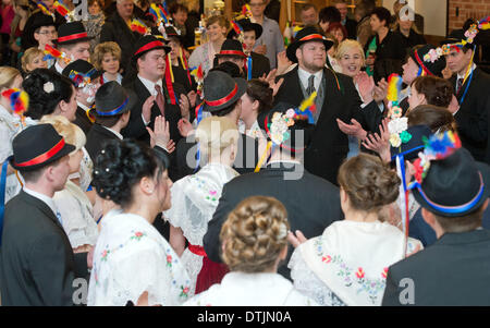 Drachhausen, Allemagne. 16 Février, 2014. Les couples non mariés en sorabe traditionnels costumes de fête traditionnels d'assister à l'Zapust Sorbian-Wendish le carnaval des jeunes dans Drachhausen, Allemagne, 16 février 2014. Zapust est le plus populaire de tradition les Sorabes. Le cortège de carnaval dans les villages de Lusace est tenu d'expulser l'hiver. Photo : Patrick Pleul/ZB/dpa/Alamy Live News Banque D'Images