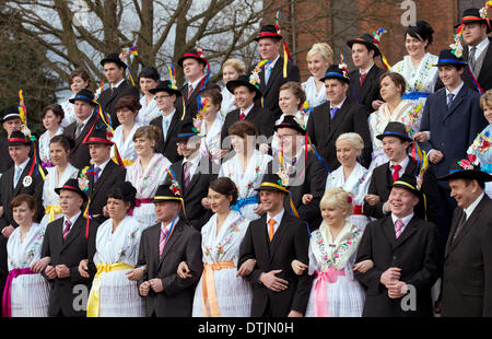 Drachhausen, Allemagne. 16 Février, 2014. Les couples non mariés en sorabe traditionnels costumes de fête traditionnels d'assister à l'Zapust Sorbian-Wendish le carnaval des jeunes dans Drachhausen, Allemagne, 16 février 2014. Zapust est le plus populaire de tradition les Sorabes. Le cortège de carnaval dans les villages de Lusace est tenu d'expulser l'hiver. Photo : Patrick Pleul/ZB/dpa/Alamy Live News Banque D'Images