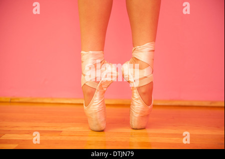 Les pieds de ballerine chaussures point dans Banque D'Images