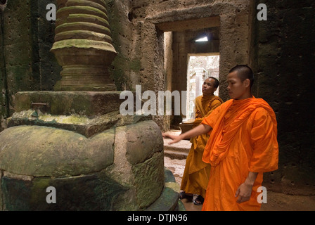 Deux moines bouddhistes dans la partie intérieure du Temple Preah Khan. Bakan ou Preah Khan Temple Kampong Svay. Le Bakan temples sont lo Banque D'Images