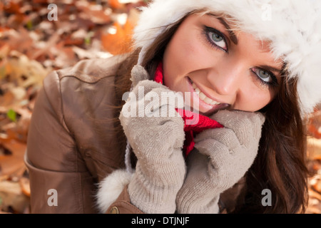 Happy brunette est d'avoir un agréable moment dans le parc alors que c'est l'automne Banque D'Images