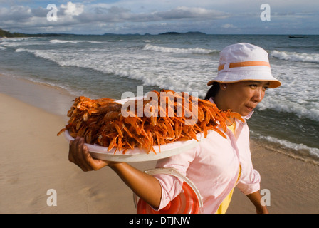 Les écrevisses vente à Sihanoukville Beach. Arrivant dans Sikanouville après avoir facilement 4 heures de bus avec Mekong Angkor Express Banque D'Images