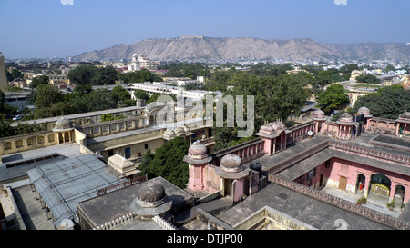 Voir northwestwards vers Aravelli hills et Fort Nahargarh de toit de palais des vents, Jaipur, Rajasthan, Inde Banque D'Images