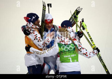 Sochi, Russie. 19 février 2014. Troisième placé Jaroslav Soukup (L-R), Ondrej Moravec, Veronika Vitkova et Gabriela Soukalova de République tchèque célébrer après la 2x6km femmes 2x7.5 km hommes Relais mixtes dans la compétition de ski de Laura & Centre de biathlon à Sotchi les Jeux Olympiques de 2014, la Pierre Saint Martin, la Russie, le 19 février 2014. Photo : Kay Nietfeld/dpa/Alamy Live News Banque D'Images