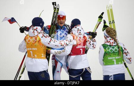 Sochi, Russie. 19 février 2014. Troisième placé Jaroslav Soukup (L-R), Ondrej Moravec, Veronika Vitkova et Gabriela Soukalova de République tchèque célébrer après la 2x6km femmes 2x7.5 km hommes Relais mixtes dans la compétition de ski de Laura & Centre de biathlon à Sotchi les Jeux Olympiques de 2014, la Pierre Saint Martin, la Russie, le 19 février 2014. Photo : Kay Nietfeld/dpa/Alamy Live News Banque D'Images