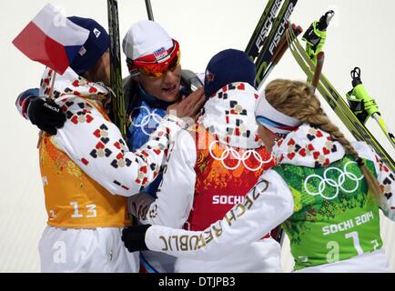 Sochi, Russie. 19 février 2014. Deuxième placé Jaroslav Soukup (L-R), Ondrej Moravec, Veronika Vitkova et Gabriela Soukalova de République tchèque célébrer après la 2x6km femmes 2x7.5 km hommes Relais mixtes dans la compétition de ski de Laura & Centre de biathlon à Sotchi les Jeux Olympiques de 2014, la Pierre Saint Martin, la Russie, le 19 février 2014. Photo : Kay Nietfeld/dpa/Alamy Live News Banque D'Images