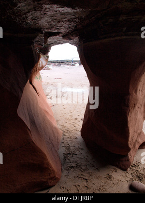 Vue depuis l'intérieur d'une grotte dans la roche le long de la Côte Jurassique inférieur à Orcombe Point, Exmouth, Devon, UK Banque D'Images