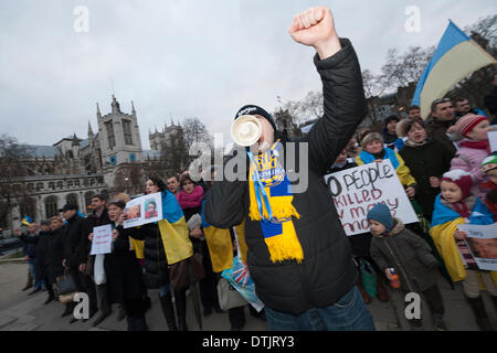 La place du parlement, Londres, Royaume-Uni. 19 février 2014. Une grande foule d'Ukrainiens basée au Royaume-Uni et sympathisants britanniques ont organisé une manifestation devant le Parlement pour exiger que le gouvernement britannique impose des sanctions sur leur pays. Au moins 26 personnes ont perdu la vie à Kiev au cours des derniers jours. Credit : Lee Thomas/Alamy Live News Banque D'Images