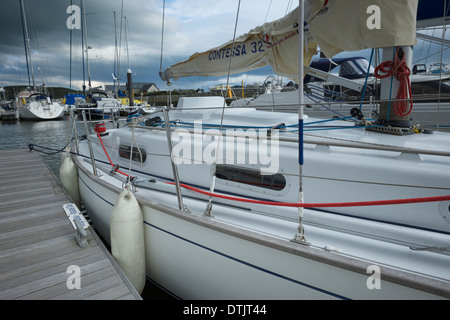 Contessa 32:Classic 1970 Bateau à voile amarré à la fin de saison avant de levage Banque D'Images