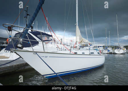 Contessa 32:Classic 1970 Bateau à voile amarré à la fin de saison avant de levage Banque D'Images