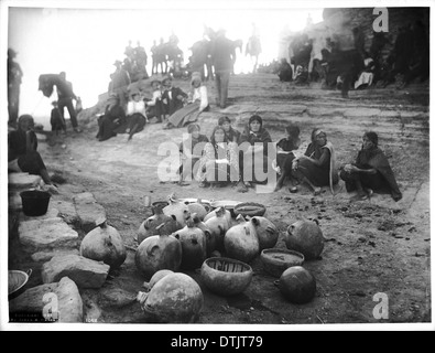 Les gens se rassemblaient autour de cruches d'émétique portées par le serpent des prêtres dans le village d'Indiens Hopi Mishongnovi, ca.1901 Banque D'Images